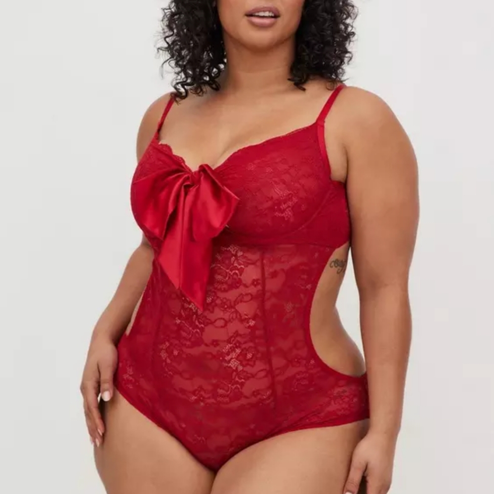 Torrid Sz 5 NWT Underwire Lace & Bow Bodysuit